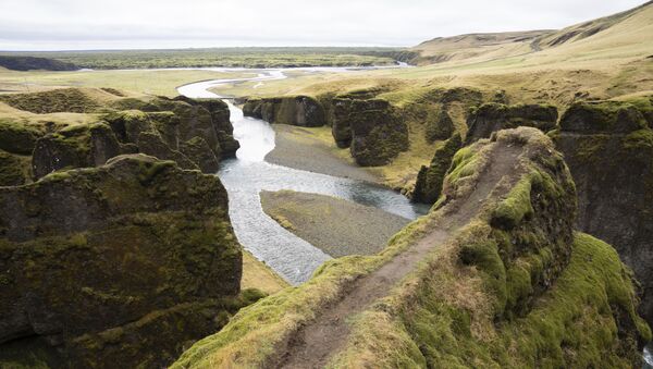 El cañón de Fjaðrárgljúfur en Islandia - Sputnik Mundo