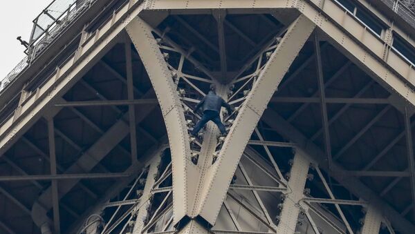Un hombre intenta escalar la Torre Eiffel - Sputnik Mundo