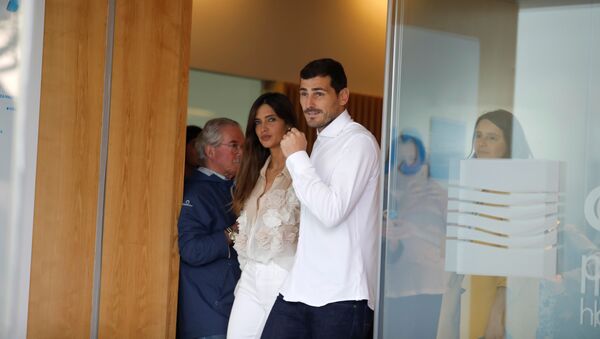 Iker Casillas sale del hospital en Porto junto a su esposa Sara Carbonero - Sputnik Mundo