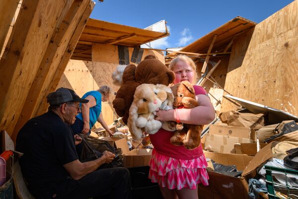 Vehículos volcados y casas destruidas: las consecuencias del potente tornado en Misuri - Sputnik Mundo