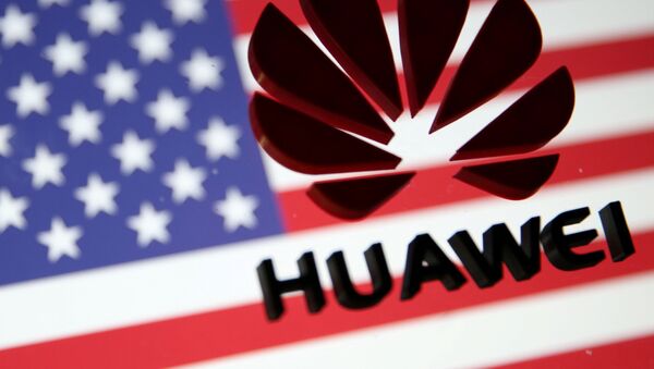 Logo de Huawei en la bandera de EEUU  - Sputnik Mundo