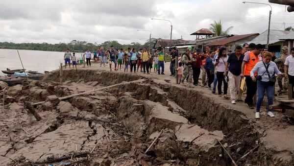 Representantes de los medios y funcionarios inspeccionan la ciudad de Yurimaguas, afectada por el terremoto - Sputnik Mundo