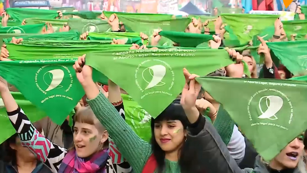 Ola verde: las activistas por la legalización del aborto marchan en Argentina - Sputnik Mundo