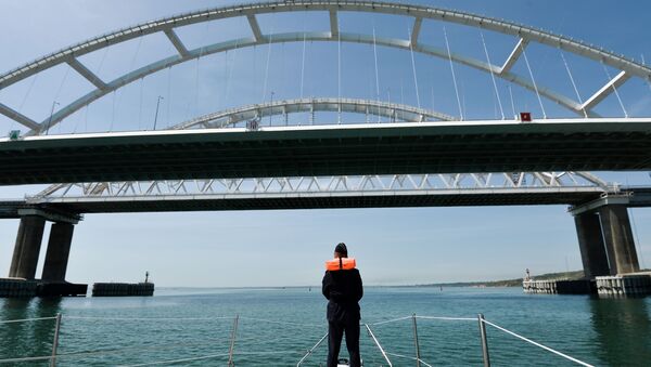 Un guardia fronterizo cerca del puente de Crimea, Rusia - Sputnik Mundo