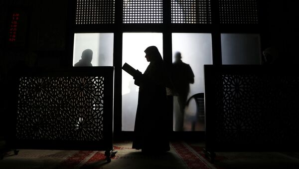 Una mujer musulmana reza en la mezquita de Al Aqsa - Sputnik Mundo