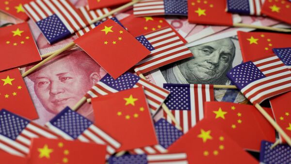 Yuanes y dólares (monedas chinas y estadounidenses) - Sputnik Mundo