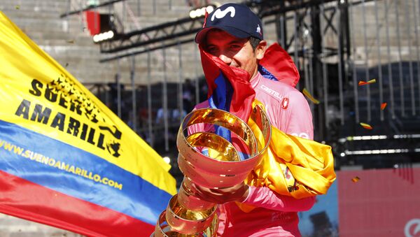 El ciclista ecuatoriano Richard Carapaz celebra su victoria en el Giro de Italia - Sputnik Mundo