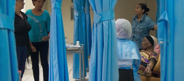 Pacientes oncológicos encontraron una opción en hospitales semiprivados en los que por un costo inferior al de centros de salud privados les aplican quimioterapias Pacientes oncológicos encontraron una opción en hospitales semiprivados en los que por un costo inferior al de centros de salud privados les aplican quimioterapias - Sputnik Mundo