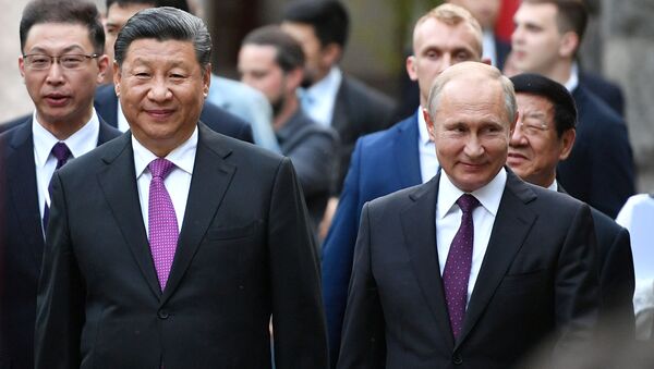 El presidente ruso, Vladímir Putin, y su homólogo chino, Xi Jinping, en el zoo de Moscú - Sputnik Mundo