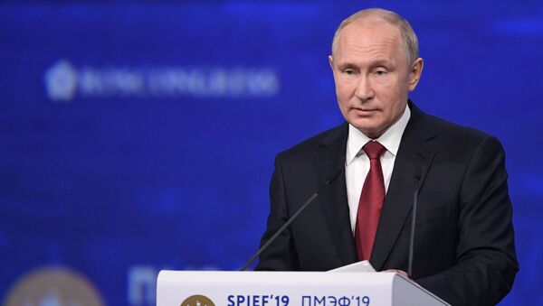 Vladímir Putin, presidente de Rusia, en el Foro Económico Internacional de San Petersburgo 2019 - Sputnik Mundo