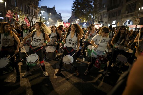 Mujeres protestan contra la violencia de género en Buenos Aires, Argentina. - Sputnik Mundo