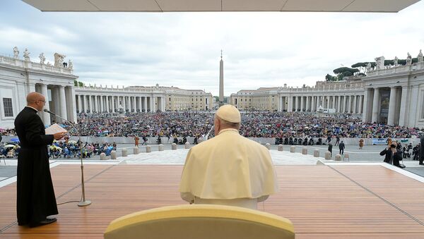 El papa Francisco durante una misa en la Plaza San Pedro de Ciudad del Vaticano - Sputnik Mundo