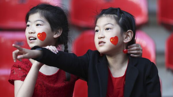 Hinchas apoyan a la selección china en el partido contra Alemania del Mundial Femenino de Fútbol 2019 - Sputnik Mundo