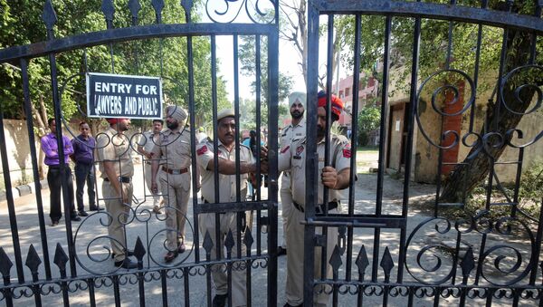 La Polícia india cerca de la corte en Pathankot - Sputnik Mundo