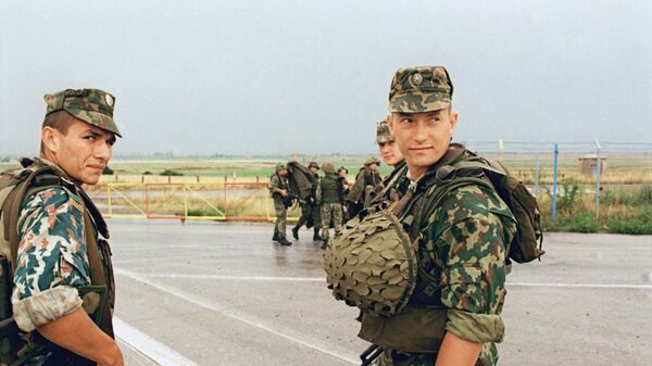 Soldados rusos en el aeropuerto de Pristina, Kosovo - Sputnik Mundo