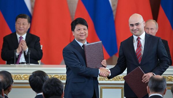 El presidente de MTS, Alexéi Kornia, y el ejecutivo de Huawei, Guo Ping, durante la firma del acuerdo - Sputnik Mundo