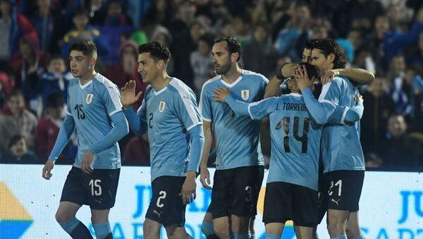 Futbolistas de Uruguay celebran un gol durante un encuentro amistoso - Sputnik Mundo