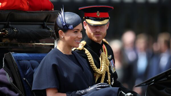 El príncipe Harry y Meghan Markle durante la celebración del desfile del estandarte Trooping the Colour - Sputnik Mundo