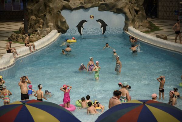 Helado y atracciones acuáticas: así se vive la ola de calor en Pyongyang
 - Sputnik Mundo