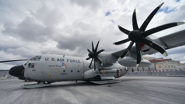 Военно-транспортный самолет Lockheed C-130 Hercules, оборудованный лыжными шасси, в аэропорту Ле-Бурже, где пройдет международный аэрокосмический салон Paris Air Show 2019 - Sputnik Mundo