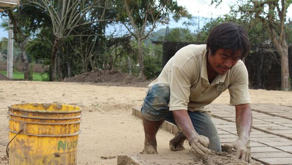 Un hombre fabrica ladrillos en Oaxaca (México) - Sputnik Mundo