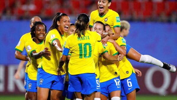 La selección brasileña celebra el triunfo sobre Italia en el Mundial Femenino Francia 2019 - Sputnik Mundo