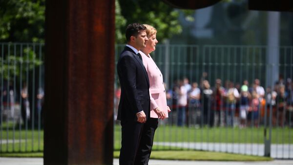 La canciller alemana, Angela Merkel, y el presidente ucraniano, Volodímir Zelenski, escuchan himnos nacionales - Sputnik Mundo