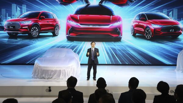 El presidente de BYD Auto, Wang Chuanfu, presenta los últimos modelos de autos eléctricos en Auto Shanghai 2019 - Sputnik Mundo