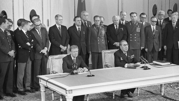 El secretario general de la URSS Leonid Brézhnev y el presidente de EEUU Jimmy Carter durante la firma del SALT II - Sputnik Mundo