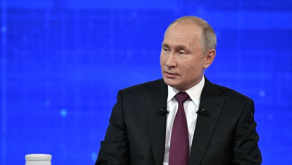 El presidente de Rusia, Vladímir Putin, durante la 'Línea directa'  - Sputnik Mundo