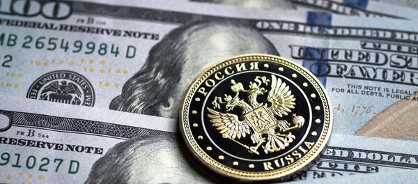 Billetes de dólares y una moneda del rublo Billetes de dólares y una moneda del rublo - Sputnik Mundo