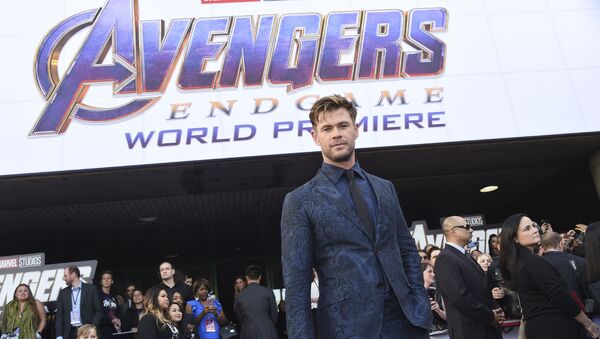 El logo de la película 'Vengadores: Endgame'  y el actor Chris Hemsworth  - Sputnik Mundo