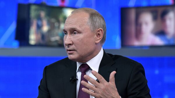 El presidente de Rusia, Vladímir Putin, en la 'Línea directa' - Sputnik Mundo