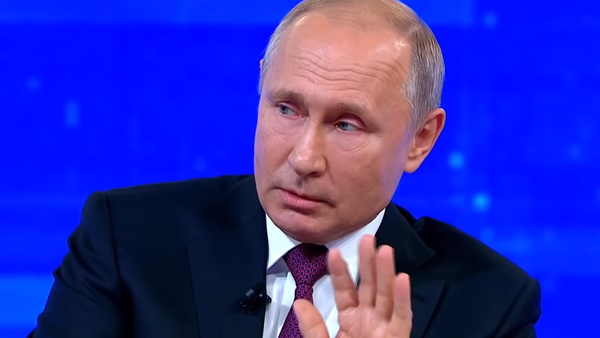 El presidente de Rusia, Vladímir Putin, en la 'Línea directa' de 2019 - Sputnik Mundo