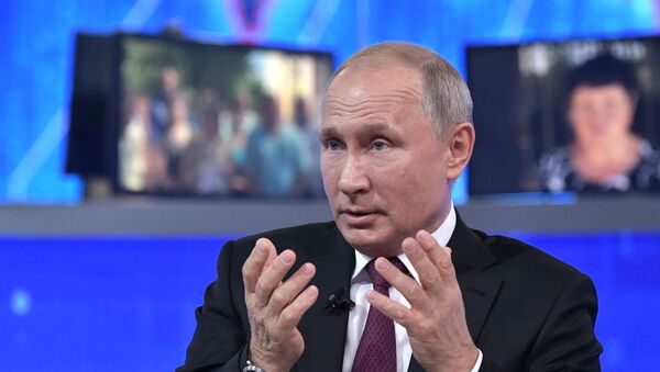 El presidente de Rusia, Vladímir Putin, en la 'Línea directa' de 2019  - Sputnik Mundo