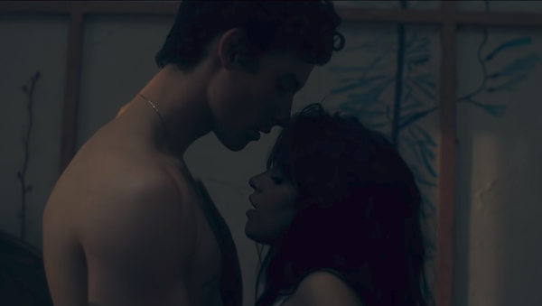 Los cantantes Shawn Mendes y Camila Cabello en una escena del videoclip de la canción 'Señorita' - Sputnik Mundo