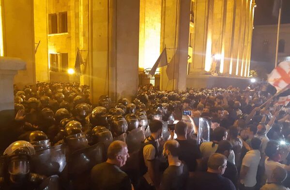 Los georgianos protestan ante su Parlamento
 - Sputnik Mundo