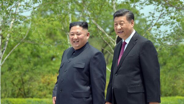 El líder norcoreano, Kim Jong-un, y el presidente chino, Xi Jinping - Sputnik Mundo