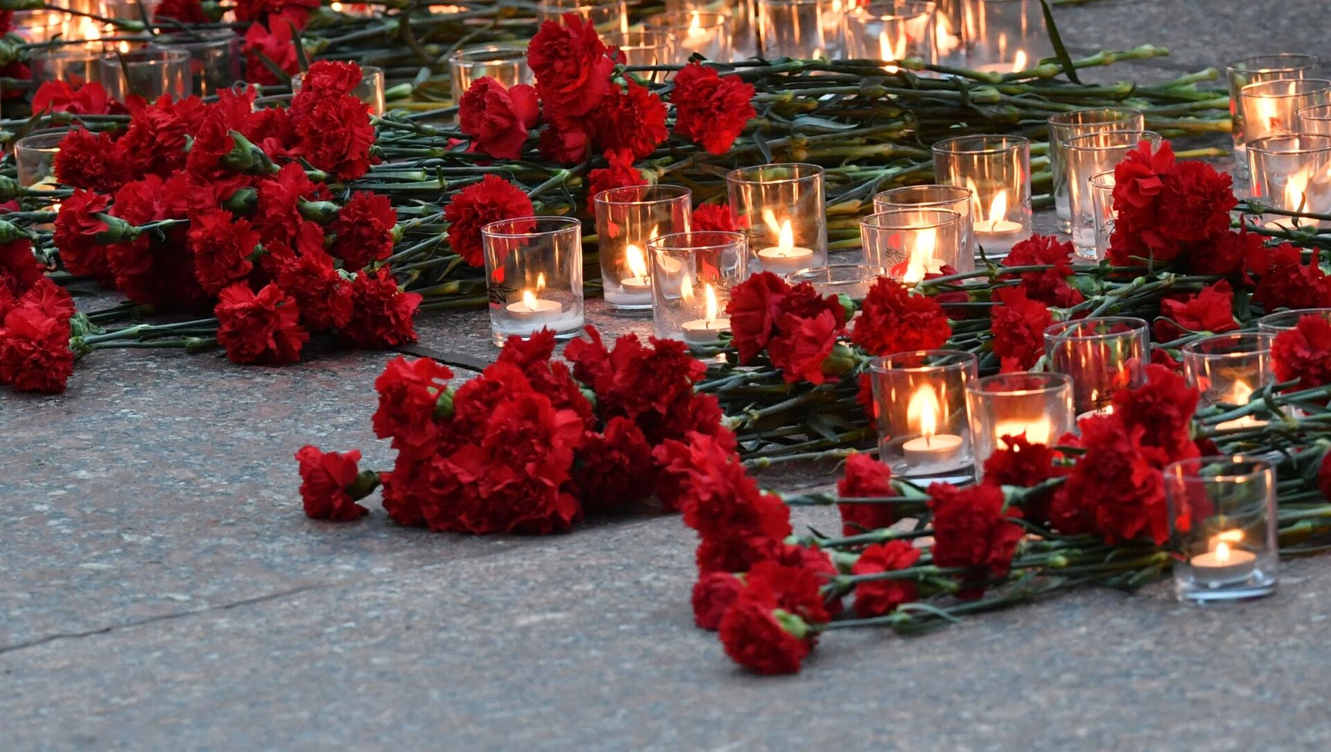Видео минута памяти. Минута молчания. Возложение цветов к мемориалу памяти. День памяти жертв терроризма. Минута молчания в память.