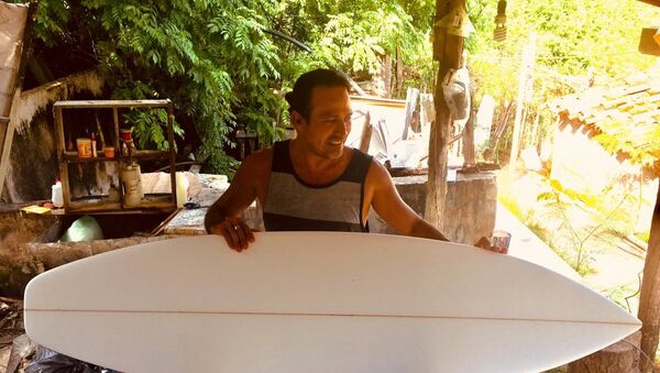 Roberto Salinas Rebollar antes competía en surf, pero debido a lesiones que ha sufrido ahora fabrica tablas en Puerto Escondido (Oaxaca) - Sputnik Mundo