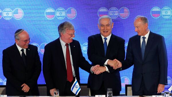 El titular de Seguridad israelí, Meir Ben-Shabbat, su colega de EEUU, John Bolton, primer ministro de Israel, Benjamín Netanyahu, y el secretario del Consejo de Seguridad Nacional de Rusia, Nikolái Pátrushev - Sputnik Mundo