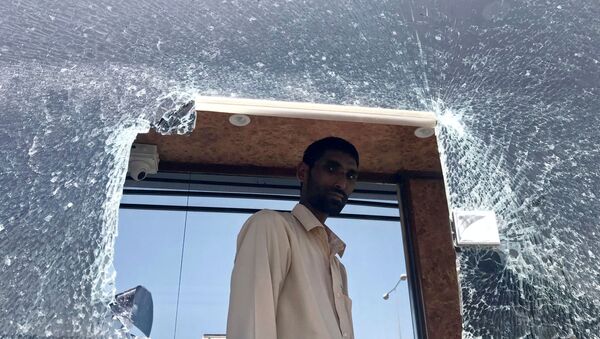 Un cristal roto en el aeropuerto de Abha en Arabia Saudí - Sputnik Mundo