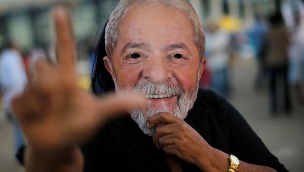 Manifestante a favor de la libertad del expresidente brasileño, Luiz Inácio Lula da Silva (archivo) - Sputnik Mundo