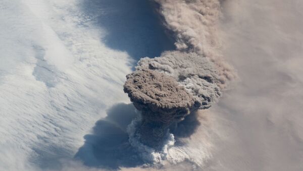 Imagen de la erupción del volcán Raikoke  - Sputnik Mundo