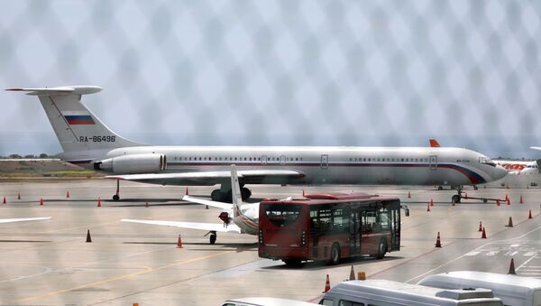 Un avión ruso en el aeropuerto de Caracas, Venezuela - Sputnik Mundo