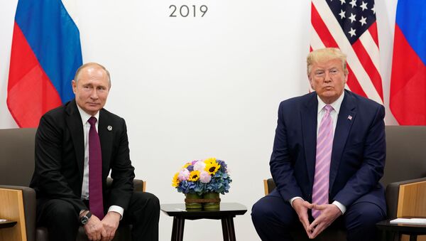 El presidente de Rusia, Vladímir Putin junto a su homólogo de EEUU, Donald Trump en el G20 - Sputnik Mundo