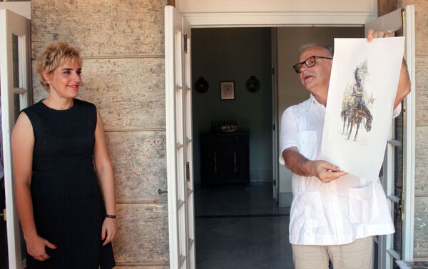 El coleccionista ruso Alexander Vikhrov con la directora del Museo Napoleónico de La Habana Sadys Sánchez - Sputnik Mundo