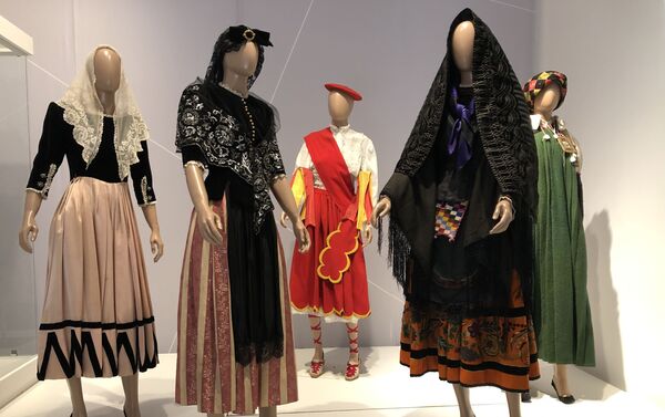 Los trajes de Evita obsequiados por España - Sputnik Mundo