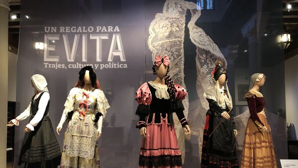 Los trajes de Evita obsequiados por España - Sputnik Mundo