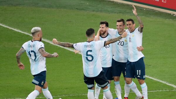 La selección de Argentina celebra un gol ante Venezuela durante la Copa América de Brasil, en Río de janeiro (Brasil), el 28 de junio de 2019 - Sputnik Mundo